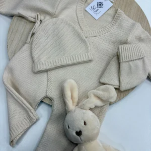 Conjunto Primera Puesta Bebé Arena | Peto Cruzado con Lazo, Gorro y Manoplas 0-6 meses