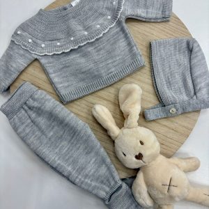 Conjunto primera puesta bebé 3 piezas gris con cuello volante y topitos marfil – 00 prematuro a 6 meses