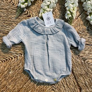 Body bambula color gris con volante en el cuello de manga larga