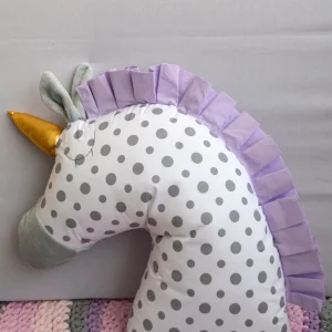 Cojín unicornio morado.