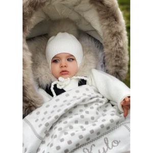 Mantita personalizada Pangasa 🤍 marfil con topos camel – Suave y delicada